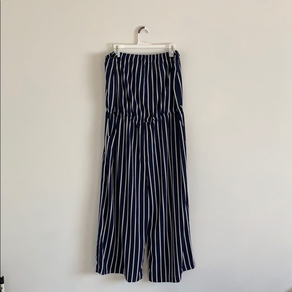 Cute strapless, navy/white striped jumper!